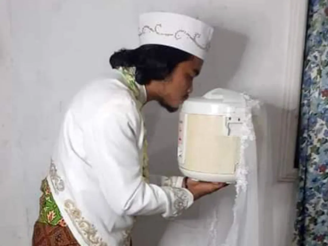 Khoirul Anam a épousé son autocuiseur "calme, obéissante (...) et qui sait cuisiner"...